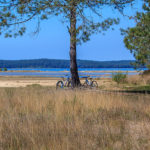 Vélos garés devant la plage de Lachanau sur le lac d'Hourtin